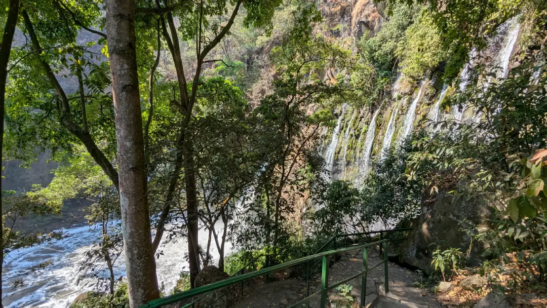 Primera vista de la cascada Tzaráracua entre la vegetación al final del descenso, Uruapan Michoacán
